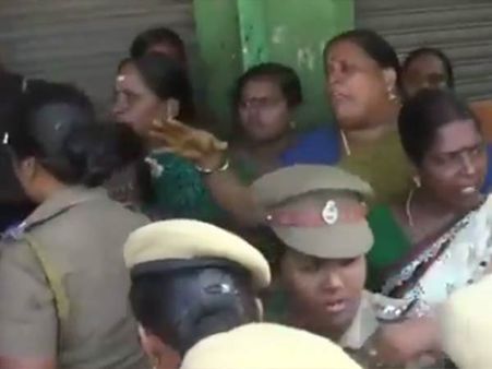 ஹலோ.. நாங்க குடிச்சா என்னாகும் தெரியுமா.. நெல்லையில் பெண்கள் செம போராட்டம்!