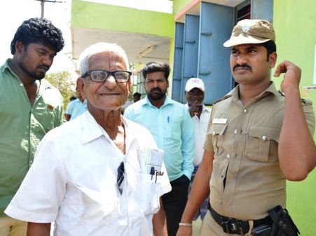 தீபா பேனர்களால் மக்கள் 