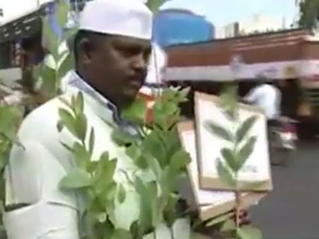 சொந்த செலவில் மரம் நடும் நடமாடும் அசோகர் செல்வகுமார்... மக்கள் போற்றும் சபாஷ் மனிதர்!