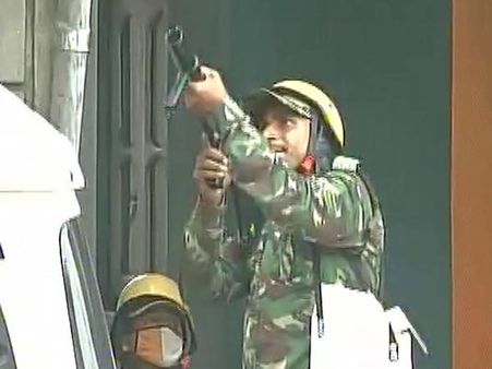 மே.வங்கத்தில் கூர்க்காலாந்து போராட்டம் உச்சகட்டம்.. துப்பாக்கி சூட்டில் போலீஸ்காரர் உட்பட மூவர் பலி