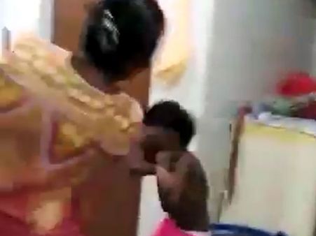 சாப்பாட்டை சிந்தியதற்காக குழந்தையை இறக்கமின்றி அடிக்கும் பெண்.. கொலைநடுங்க வைக்கும் வைரல் வீடியோ!