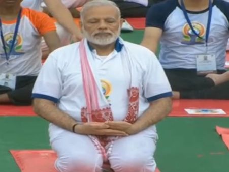 கொட்டும் மழையில்.. ஆயிரக்கணக்கானோருடன் யோகா செய்த மோடி #InternationalYogaDay