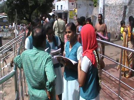 குற்றாலம் வரும் சுற்றுலாப் பயணிகளிடம் கல்லூரி மாணவிகள் ஆய்வு