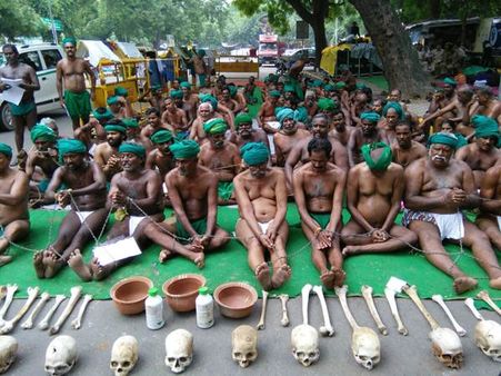 மீண்டும் போராட்டத்தை துவங்கிய தமிழக விவசாயிகள்.. இரும்பு சங்கிலியால் கை,கால்களை கட்டி நூதன போராட்டம்