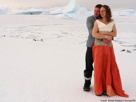 ப்ப்பா.. என்னா குளிரு, பரவாயில்லை மறக்காம கல்யாணத்திற்கு வந்துருங்க.. அண்டார்டிகாவில் ஒரு சாகசம்!