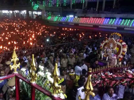 ஆடி அமாவாசை: மேல்மலையனூர் அங்காளம்மனை காண லட்சக்கணக்கானோர் திரண்டனர்