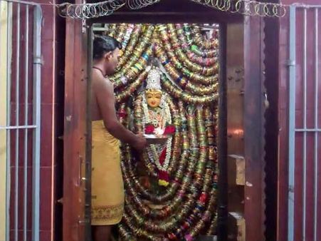 ஆடிபூரத்தில் வளையோசை கல கலகலவென கவிதைகள் படிக்குது...