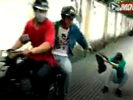 ஹேண்ட் பேக்கை யாராவது பறித்தால் 