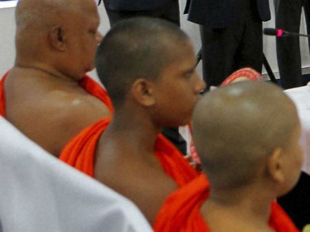 புதிய அரசியலமைப்பு சட்டம் தேவையில்லை.. இலங்கையில் பௌத்த மடங்கள் போர்க் கொடி