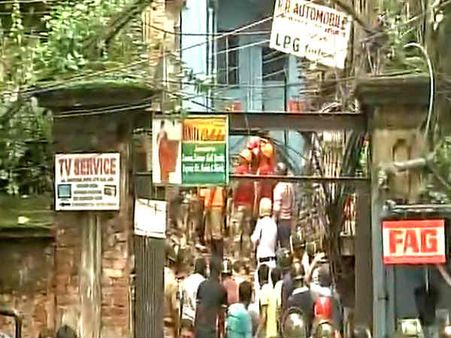 கொல்கத்தாவில் கட்டடம் இடிந்து விழுந்து விபத்து.... இடிபாடுகளில் சிக்கியோரை மீட்கும் பணிகள் தீவிரம்