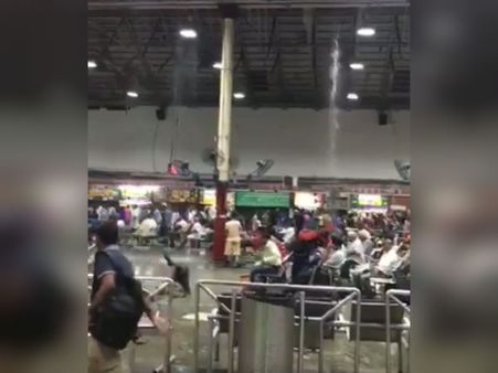 சென்னை சென்ட்ரல் ஸ்டேஷனில் மழைக்கு ஒதுங்கினா அருவியில குளிக்கலாம்! வைரலாகும் வீடியோ #chennairains