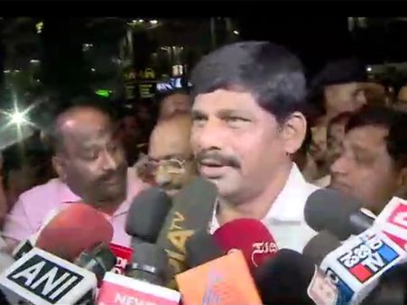 அதிமுகவுக்கு கூவத்தூர்.. குஜராத் காங் எம்எல்ஏக்களுக்கு பிடதி.. இவ்வளவுதாங்க அரசியல்!