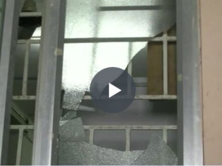 கிரிக்கெட் விளையாட்டில் மோதல்: மருத்துவமனை கண்ணாடி உடைப்பு.. போலீஸ் குவிப்பு! ? - வீடியோ