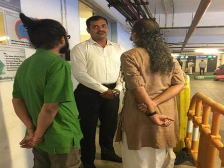 கொல்கத்தாவில் வேட்டி கட்டி வந்தவர்களுக்கு ஷாப்பிங் மாலுக்குள் அனுமதி மறுப்பு!!