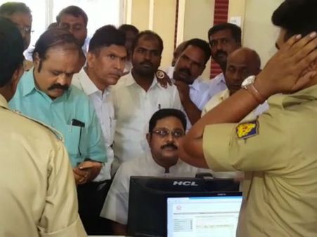 தினகரன்தான் தமிழகத்தின் முதல்வர்.. சசியை சந்திக்க அனுமதி மறுத்ததால் மிரட்டிய ஆதரவாளர்கள்!