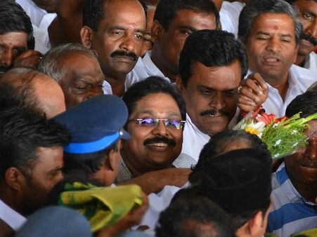 அதிமுக அலுவலகத்துக்குள் தினகரன் நுழைவதைத் தடுக்க வேண்டும்... அமைச்சர்கள் அவசர ஆலோசனை