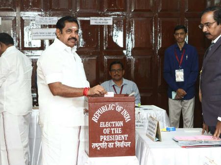 குடியரசுத் தலைவர் தேர்தல்: முதல் வாக்களித்தார் முதல்வர் எடப்பாடி பழனிச்சாமி!