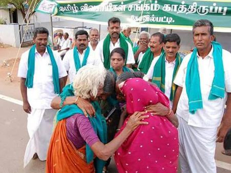 கோவில்பட்டியில் வறட்சி நிவாரணம் வழங்க கோரி விவசாயிகள் ஒப்பாரி போராட்டம்