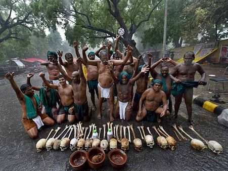 டெல்லியில் தமிழக விவசாயிகள் பாடை கட்டிப் போராட்டம்... பாராமுகமாக மத்திய அரசு!