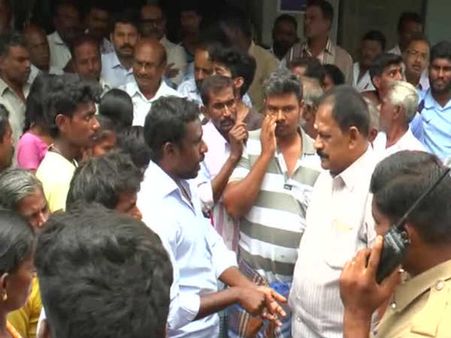 அந்தியூரில் பரவும் மர்மக்காய்ச்சலுக்கு சிறுமி பலி... மருத்துவமனையில் உறவினர்கள் முற்றுகைப் போராட்டம்