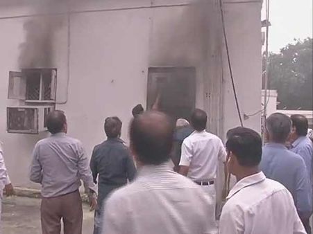 காங்கிரஸ் கட்சி அலுவலகத்தில் திடீர் தீ.. டெல்லியில் பரபரப்பு