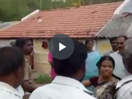 நடுரோட்டில் பெண்ணைத் தாக்கிய தீயணைப்பு வீரர்... திரண்ட பொதுமக்கள்: வீடியோ