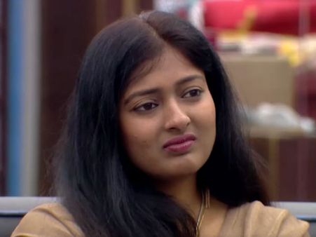 பிக்பாஸ்: கமலிடம் சண்டையிட்டாரா காயத்ரியின் தாய்? நல்லவர் போல் காட்டப்படுவதன் பரபர பின்னணி!