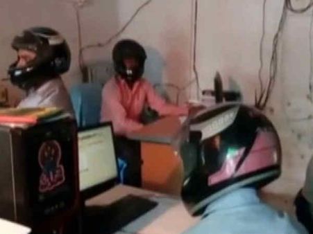 இடிந்து விழும் நிலையில் அரசு கட்டடம்.. பாதுகாப்புக்காக ஹெல்மெட் அணிந்து பணிபுரியும் ஊழியர்கள்!