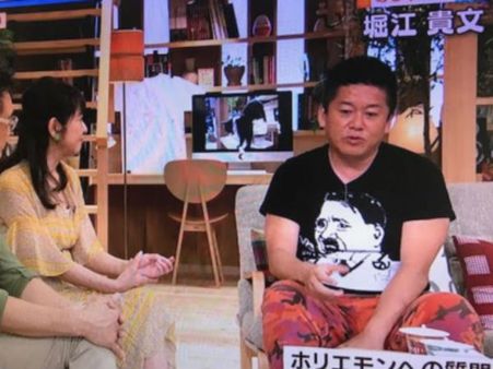 டாக் ஷோவில் ஹிட்லர் படம் போட்ட டி சர்ட்டை அணிந்து வந்த பங்கேற்பாளருக்காக மன்னிப்பு கேட்ட டிவி சேனல்!