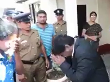 தனக்காக உயிரை தியாகம் செய்த பாதுகாவலர் மனைவி காலில் விழுந்த நீதிபதி.. வைரலாகும் வீடியோ