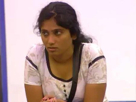 ஜூலி வெளியேற வேண்டும்... பிக்பாஸ் குடும்பத்தினர் அதிரடி