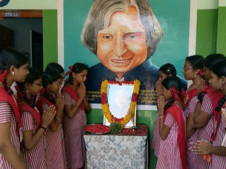 ஏவுகணையின் தந்தை அப்துல் கலாமிற்கு காரைக்குடி பள்ளி மாணவிகள் நினைவு அஞ்சலி