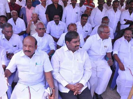 ஆயிரக்கணக்கானோருடன் கதிராமங்கலத்தை முற்றுகையிட்ட நெடுமாறன், வைகோ, வேல்முருகன்!