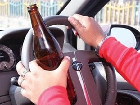 ஃபுல் போதையில் கார் ஓட்டிய பெண்... தடுத்த போலீசுக்கு தாறுமாறாக முத்தம்