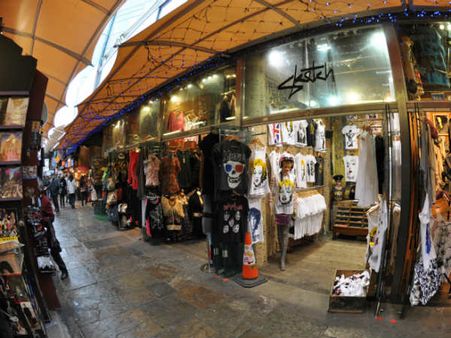 லண்டனிலுள்ள புகழ் பெற்ற கேம்டன் மார்க்கெட்டில் பயங்கர தீ விபத்து