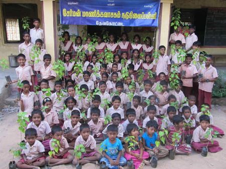 மாணவர்களுக்கு மரக்கன்றுகளை வழங்கி அசத்திய பள்ளி.. எப்படி வளர்ப்பது என்றும் விளக்கம்!