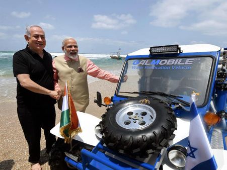 நடமாடும் நீர்சுத்திகரிப்பு வாகனத்தில் இஸ்ரேல் பிரதமருடன் இணைந்து பயணித்த பிரதமர் மோடி!