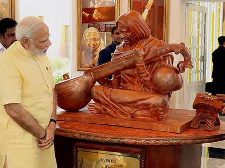 வீணை மீட்டும் அப்துல் கலாமின் சிலையை திறந்து வைத்தார் மோடி