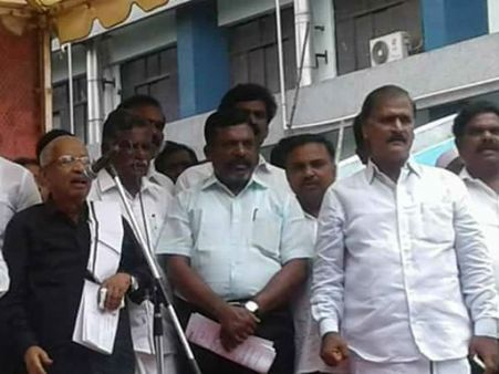 நீட் தேர்வுக்கு எதிர்ப்பு: ஆட்சியர் அலுவலகம் எதிரே கி.வீரமணி தலைமையில் போராட்டம்!