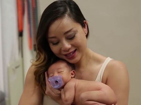 குட்டிப் பாப்பா கக்கா போனாலும் பரவாயில்லை.. விடாமல் கிளிக்கிய அனா!