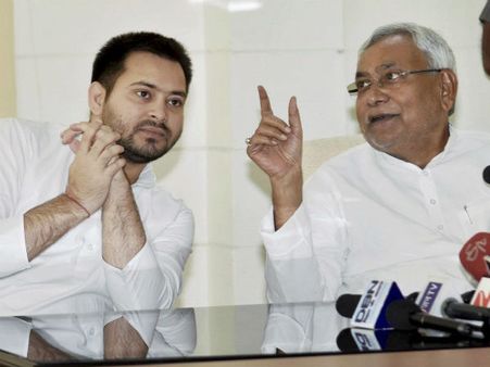 சிபிஐ ரெய்டு விவகாரம்...லாலு மகன் தேஜஸ்வியை ராஜினாமா செய்ய நிதீஷ் நிர்பந்தம்?