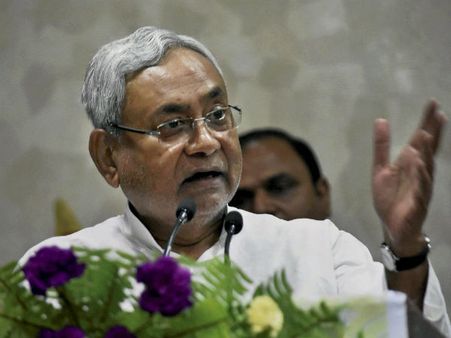 பீகாரில் பாஜக-ஐக்கிய ஜனதாதள கூட்டணி அரசு! நள்ளிரவில் ஆளுநரிடம் ஆட்சியமைக்க உரிமை கோரிய நிதிஷ்குமார்