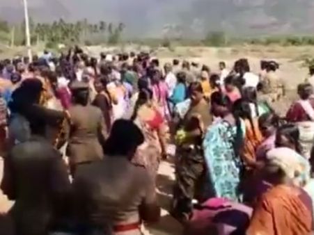 ஓபிஎஸ்க்காக ஆற்றையே ஓடையாக மாற்றிய அதிகாரிகள்: லெட்சுமிபுரத்தில் போராட்டம்!