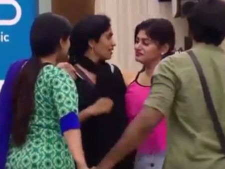 முந்திரிக்கொட்டை வேலை செய்து அவமானப்பட்ட ஜூலி... ஆறுதல் சொல்லும் ஓவியா!