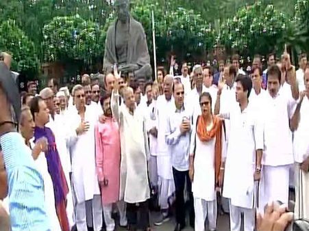 6 காங்கிரஸ் எம்.பி.க்கள் சஸ்பெண்ட்.. நாடாளுமன்ற வளாகத்தில் எதிர்க்கட்சிகள் ஆர்ப்பாட்டம்