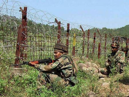 காஷ்மீரில் 2வது நாளாக துப்பாக்கிச் சூடு.. பாக். ராணுவம் தொடர்ந்து அத்துமீறல்.. எல்லையில் பதற்றம்