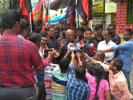 நீட் தேர்வில் விலக்கில்லை.. எதுக்கு ராம்நாத்துக்கு ஆதரவு.. அதிமுக அலுவலகத்தை முற்றுகையிட்டது தபெதிக