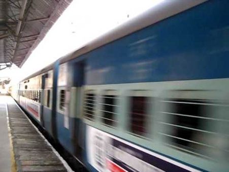 ஓடும் ரயிலில் திடீர் நெஞ்சுவலி..காப்பாற்ற ஆளின்றி கணவர் மடியிலேயே மரணித்த முதிய பெண்