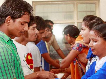 ரக்ஷா பந்தன் அன்று சகோதரர்கள் சகோதரிக்கு கொடுக்கும் 