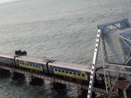 பலத்த சூறைக்காற்று.. பாம்பன் பாலத்தில் நடுக்கடலில் ரயில் நிறுத்தம்.. பயணிகள் தவிப்பு !